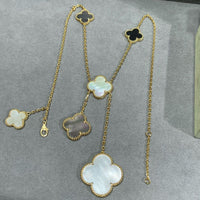 [LUXE] COLLAR DE ORO CON ÓNIX Y MOTIVO DE TRÉBOL DE 6 PIEDRAS 