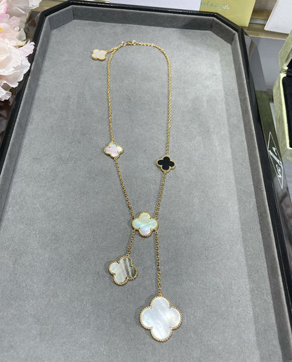 [LUXE] COLLAR DE ORO CON ÓNIX Y MOTIVO DE TRÉBOL DE 6 PIEDRAS 