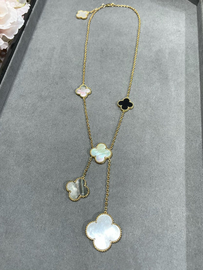 [LUXE] COLLAR DE ORO CON ÓNIX Y MOTIVO DE TRÉBOL DE 6 PIEDRAS 