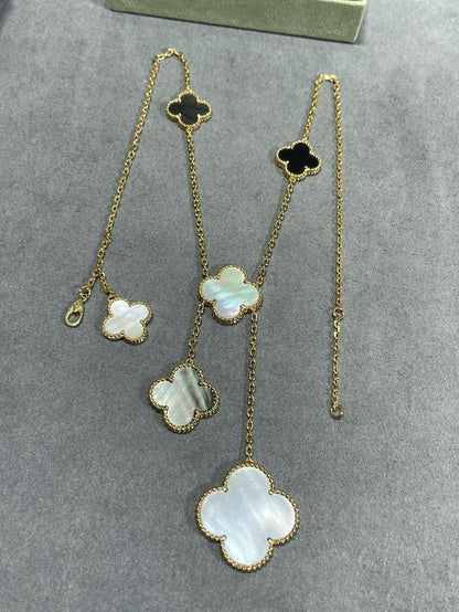 [LUXE] COLLAR DE ORO CON ÓNIX Y MOTIVO DE TRÉBOL DE 6 PIEDRAS 