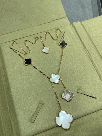 [LUXE] COLLAR DE ORO CON ÓNIX Y MOTIVO DE TRÉBOL DE 6 PIEDRAS 