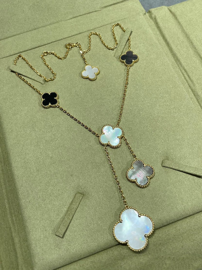 [LUXE] COLLAR DE ORO CON ÓNIX Y MOTIVO DE TRÉBOL DE 6 PIEDRAS 