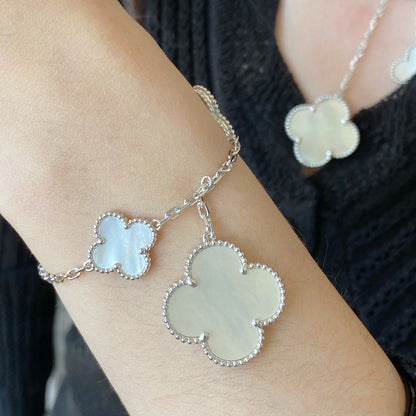 [LUXE] PULSERA DE PLATA CON 5 MOTIVOS DE TRÉBOL Y MOPA BLANCA
