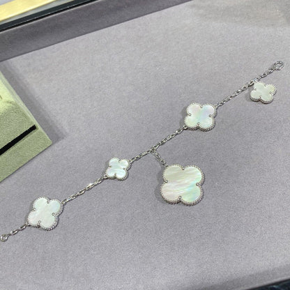 [LUXE] PULSERA DE PLATA CON 5 MOTIVOS DE TRÉBOL Y MOPA BLANCA