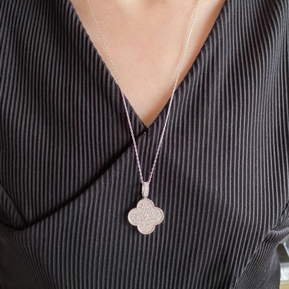 [LUXE] COLLAR LARGO CON PEDANTE GRANDE DE TRÉBOL DE 25 MM Y PAVÉ DE DIAMANTES
