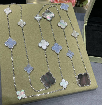 [LUXE] COLLAR DE PLATA CON 16 MOTIVOS DE TRÉBOL Y CALCEDONIA