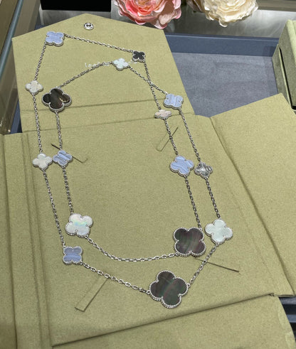 [LUXE] COLLAR DE PLATA CON 16 MOTIVOS DE TRÉBOL Y CALCEDONIA
