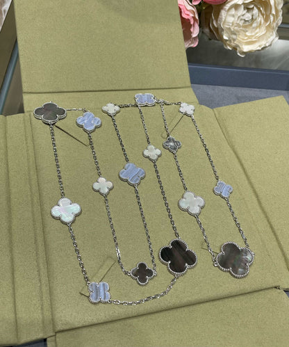 [LUXE] COLLAR DE PLATA CON 16 MOTIVOS DE TRÉBOL Y CALCEDONIA