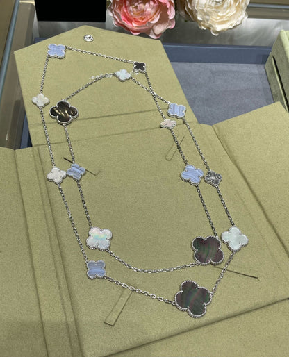 [LUXE] COLLAR DE PLATA CON 16 MOTIVOS DE TRÉBOL Y CALCEDONIA