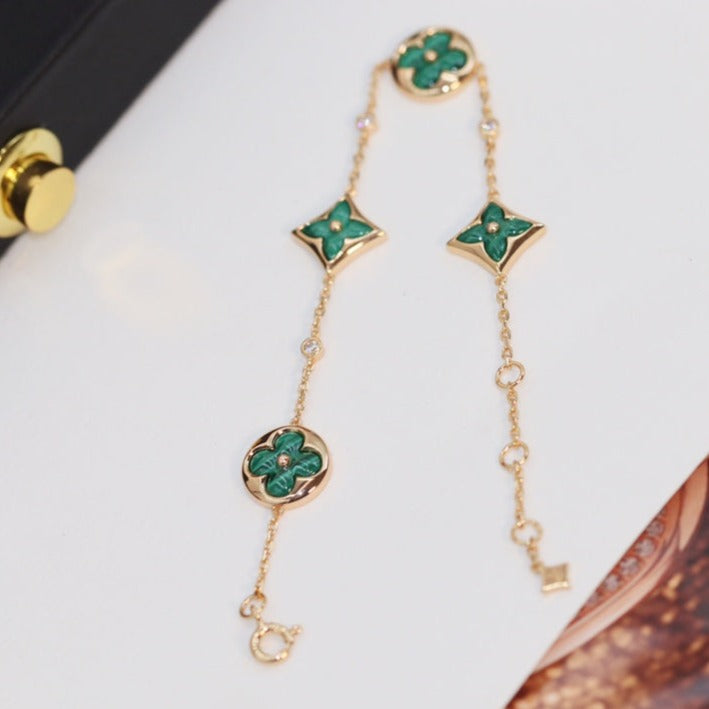 [LUXE] PULSERA DE MALAQUITA EN ORO ROSA CON 4 MOTIVOS DE ESTRELLAS Y SOLES