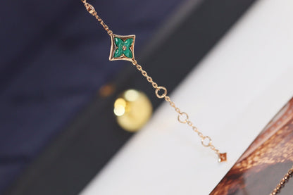[LUXE] PULSERA DE MALAQUITA EN ORO ROSA CON 4 MOTIVOS DE ESTRELLAS Y SOLES