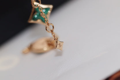 [LUXE] PULSERA DE MALAQUITA EN ORO ROSA CON 4 MOTIVOS DE ESTRELLAS Y SOLES