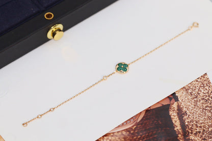 [LUXE] PULSERA DE MALAQUITA EN ORO ROSA CON 4 MOTIVOS DE ESTRELLAS Y SOLES