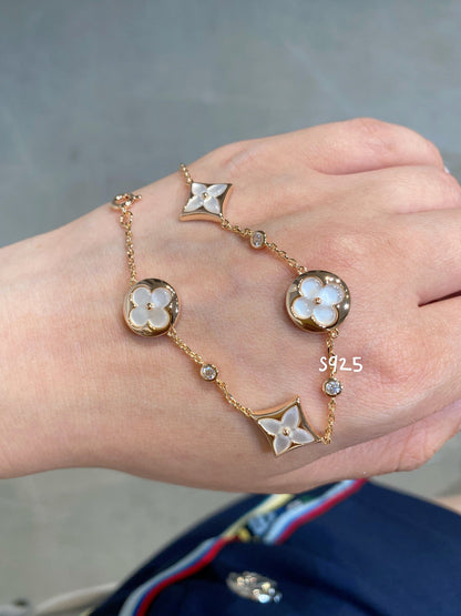 [LUXE] PULSERA DE ORO ROSA CON 4 MOTIVOS DE ESTRELLAS Y SOLES EN BLANCO 
