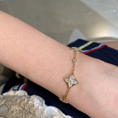 [LUXE] PULSERA DE ORO ROSA CON 4 MOTIVOS DE ESTRELLAS Y SOLES EN BLANCO 