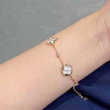 [LUXE] PULSERA DE ORO ROSA CON 4 MOTIVOS DE ESTRELLAS Y SOLES EN BLANCO 