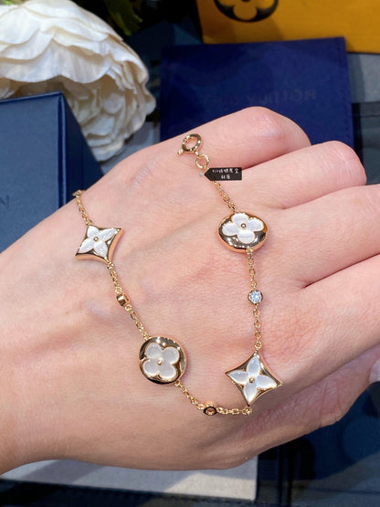 [LUXE] PULSERA DE ORO ROSA CON 4 MOTIVOS DE ESTRELLAS Y SOLES EN BLANCO 