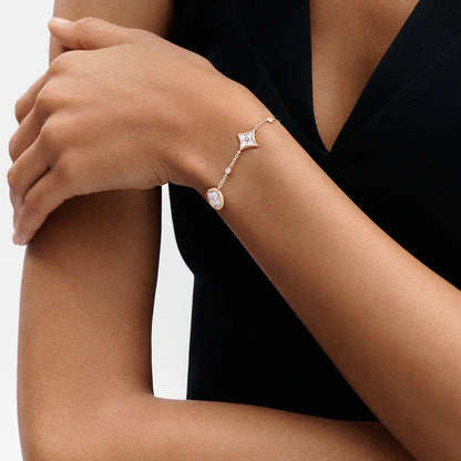 [LUXE] PULSERA DE ORO ROSA CON 4 MOTIVOS DE ESTRELLAS Y SOLES EN BLANCO 