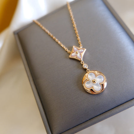 [LUXE] COLLAR DE ORO ROSA CON 2 MOTIVOS DE ESTRELLAS Y SOLES EN BLANCO 