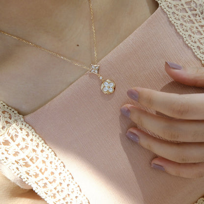 [LUXE] COLLAR DE ORO ROSA CON 2 MOTIVOS DE ESTRELLAS Y SOLES EN BLANCO 