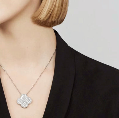 [LUXE] COLLAR DE PLATA CON COLGANTE DE TRÉBOL DE 25 MM Y DIAMANTES PAVÉ