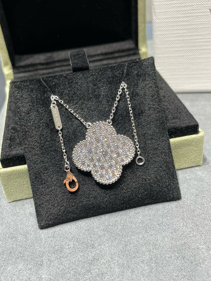 [LUXE] COLLAR DE PLATA CON COLGANTE DE TRÉBOL DE 25 MM Y DIAMANTES PAVÉ