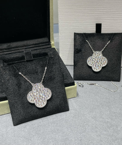 [LUXE] COLLAR DE PLATA CON COLGANTE DE TRÉBOL DE 25 MM Y DIAMANTES PAVÉ