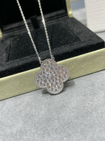 [LUXE] COLLAR DE PLATA CON COLGANTE DE TRÉBOL DE 25 MM Y DIAMANTES PAVÉ