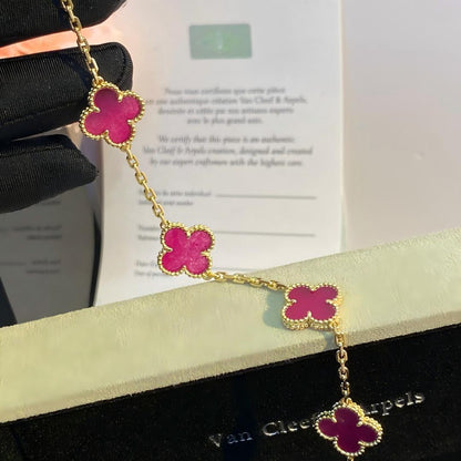 [Bloom] PULSERA DE PORCELANA ROSA CON ESMALTE DE TRÉBOL CON 5 MOTIVOS 