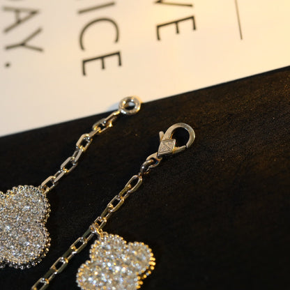 [LUXE]PULSERA DE TRÉBOL CON 5 MOTIVOS, PLATA Y DIAMANTES PAVÉ