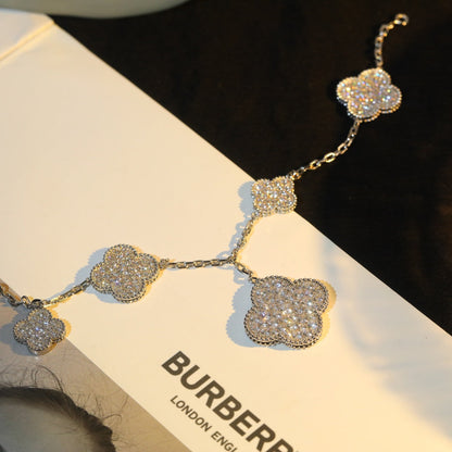[LUXE]PULSERA DE TRÉBOL CON 5 MOTIVOS, PLATA Y DIAMANTES PAVÉ