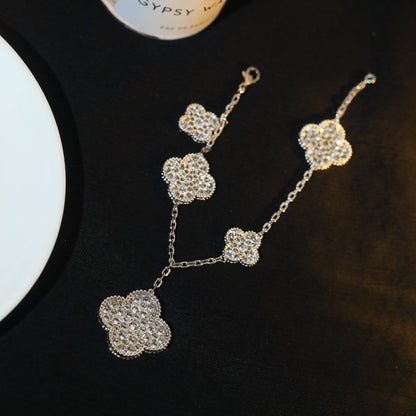 [LUXE]PULSERA DE TRÉBOL CON 5 MOTIVOS, PLATA Y DIAMANTES PAVÉ