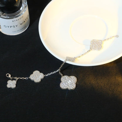 [LUXE]PULSERA DE TRÉBOL CON 5 MOTIVOS, PLATA Y DIAMANTES PAVÉ