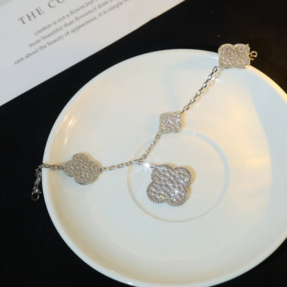 [LUXE]PULSERA DE TRÉBOL CON 5 MOTIVOS, PLATA Y DIAMANTES PAVÉ