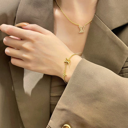 PULSERA DE ORO CON MOTIVO DE ESTRELLA Y LOGO [LUXE]