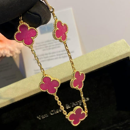 [Bloom] PULSERA DE PORCELANA ROSA CON ESMALTE DE TRÉBOL CON 5 MOTIVOS 