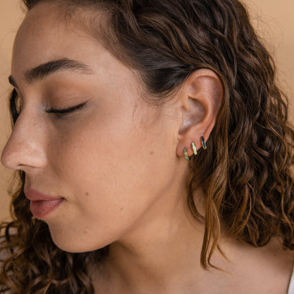 Juego de aretes Huggies con incrustaciones de ópalo