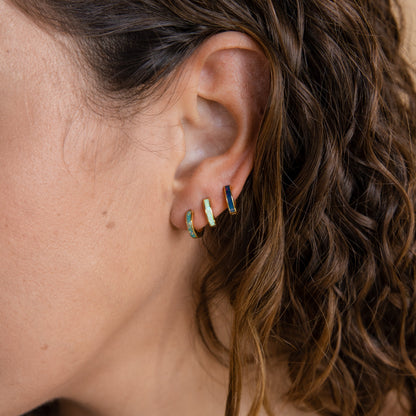 Juego de aretes Huggies con incrustaciones de ópalo