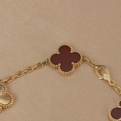 [LUXE] PULSERA DE ORO CON 5 MOTIVOS DE TRÉBOL Y CORNALINA 