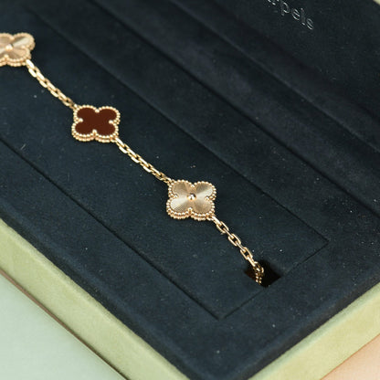 [LUXE] PULSERA DE ORO CON 5 MOTIVOS DE TRÉBOL Y CORNALINA 