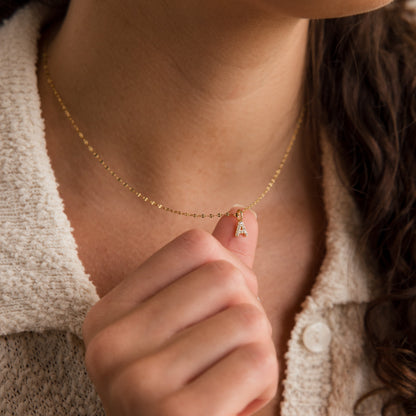 Delicado collar con letras pavé