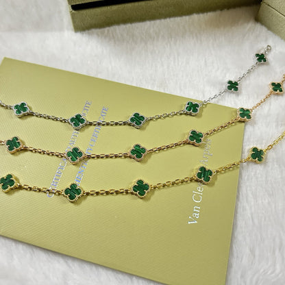 [LUXE]PULSERA DE MALAQUITA CON 6 MOTIVOS DE TRÉBOL