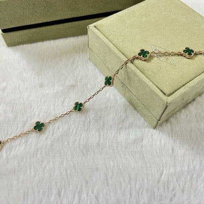 [LUXE]PULSERA DE MALAQUITA CON 6 MOTIVOS DE TRÉBOL