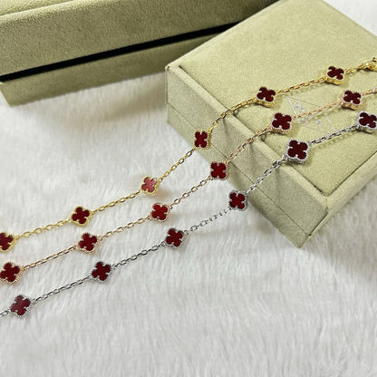 [LUXE]PULSERA DE ÁGATA ROJA CON 6 MOTIVOS DE TRÉBOL