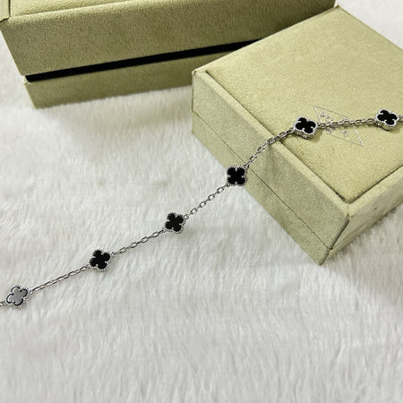 [LUXE]PULSERA DE ÓNIX CON 6 MOTIVOS DE TRÉBOL