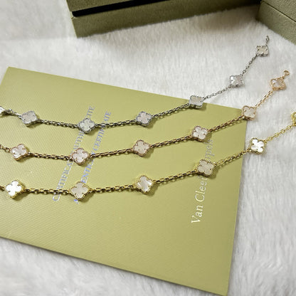 [LUXE]PULSERA DE TRAPEADORA BLANCA CON 6 MOTIVOS DE TRÉBOL