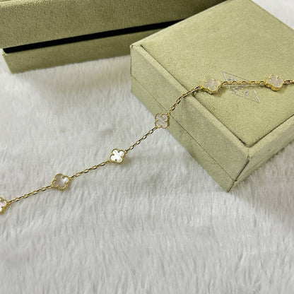 [LUXE]PULSERA DE TRAPEADORA BLANCA CON 6 MOTIVOS DE TRÉBOL