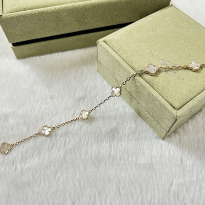 [LUXE]PULSERA DE TRAPEADORA BLANCA CON 6 MOTIVOS DE TRÉBOL