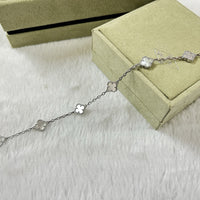 [LUXE]PULSERA DE TRAPEADORA BLANCA CON 6 MOTIVOS DE TRÉBOL