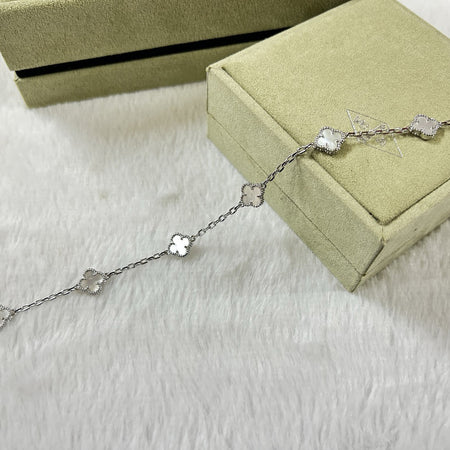 [LUXE]PULSERA DE TRAPEADORA BLANCA CON 6 MOTIVOS DE TRÉBOL